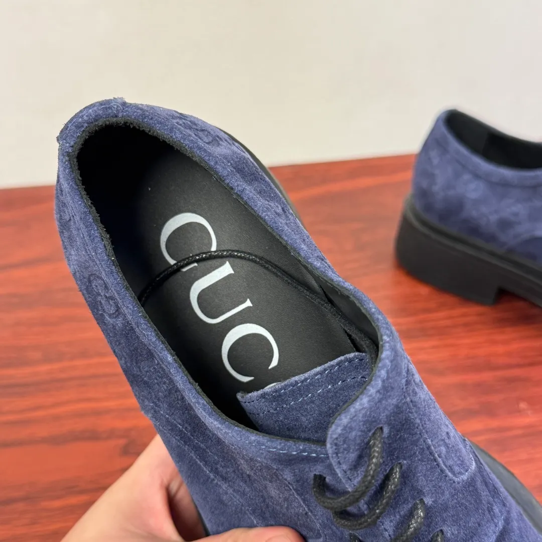 Batch 780 Gucci/Gucci new men's lace-up shoes with GG details, suede leather derby shoes! Rooted in the brand's heritage, these men's lace-up shoes are crafted from suede calfskin and embellished with GG-print embossed suede details in homage to Gucci's iconic monogram. The rubber sole decorated with GG pattern adds a touch of modern fashion to this design. Typical three-joint style design. European and American classic version, full calfskin lining. The overall upper texture is soft and the lining is comfortable and breathable. 2CM thickened soft rubber sole, easy to control. Versatile and stylish upper foot, multiple colors available to meet different matching needs, complete package! Size: 39-40-41-42-43-44 leather shoe size (can be customized to 38.45) Item number: 7826Z suede blue